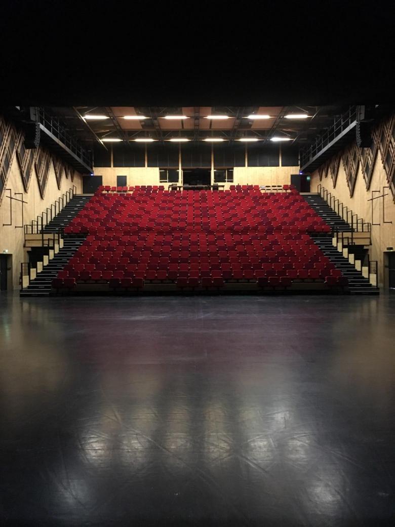 Théâtre JCC fauteuils 2.jpg