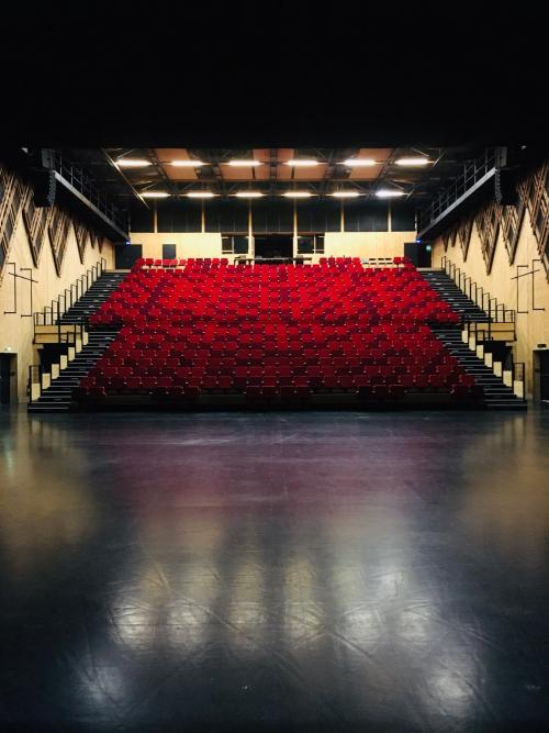 Théâtre JCC fauteuils 1.jpg